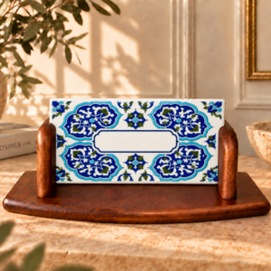 Turkuaz Rumi Desenli Ahşap Kaideli Çini İsimlik 10 × 20 cm